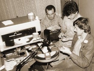 Bratia Šeminskí pri prvom tampónovom stroji v roku 1990